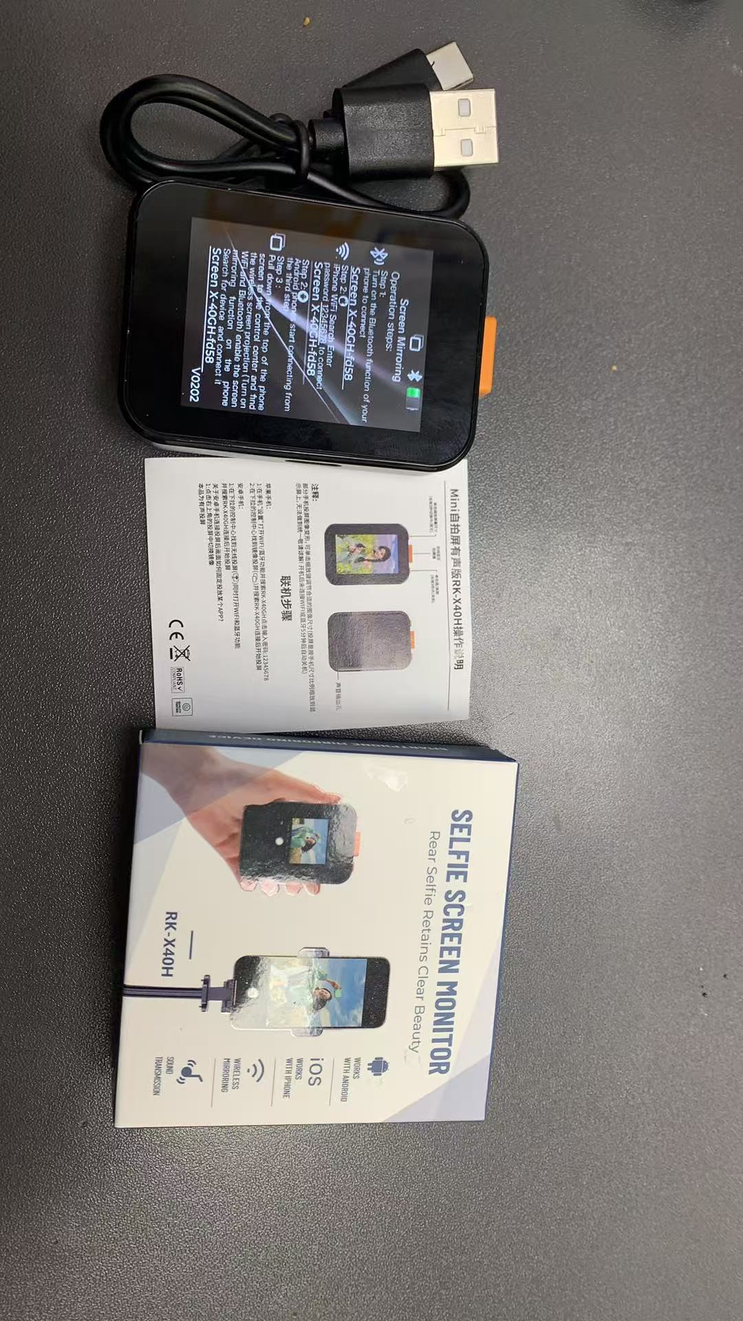 Offrez à vos contenus la qualité qu’ils méritent ! Ce miroir sans fil combine lumière parfaite, cadrage automatique et son immersif pour des lives et vlogs d’exception.