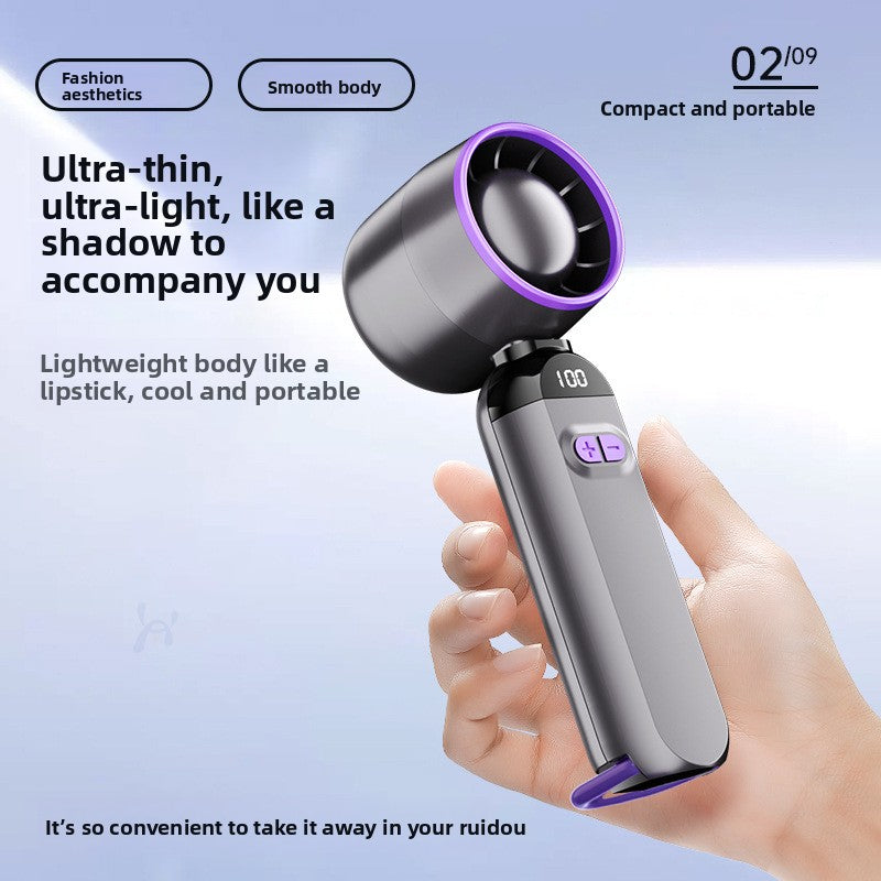 Profitez d’une fraîcheur instantanée où que vous soyez ! Ce mini ventilateur portable allie puissance et légèreté pour un vent fort et constant. Idéal pour vos sorties, voyages ou journées chaudes, il tient parfaitement en main et vous accompagne partout.