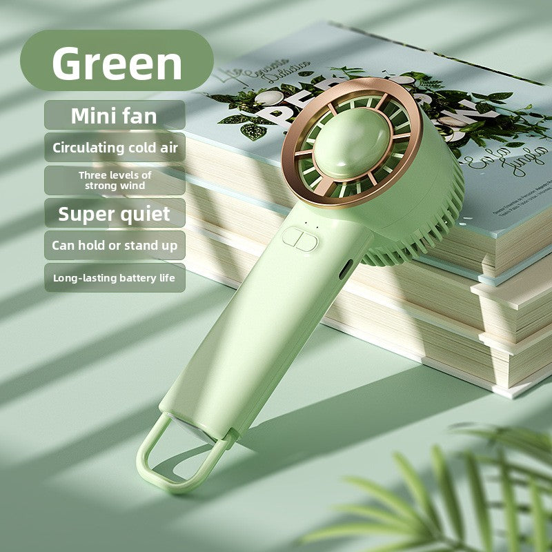 Profitez d’une fraîcheur instantanée où que vous soyez ! Ce mini ventilateur portable allie puissance et légèreté pour un vent fort et constant. Idéal pour vos sorties, voyages ou journées chaudes, il tient parfaitement en main et vous accompagne partout.