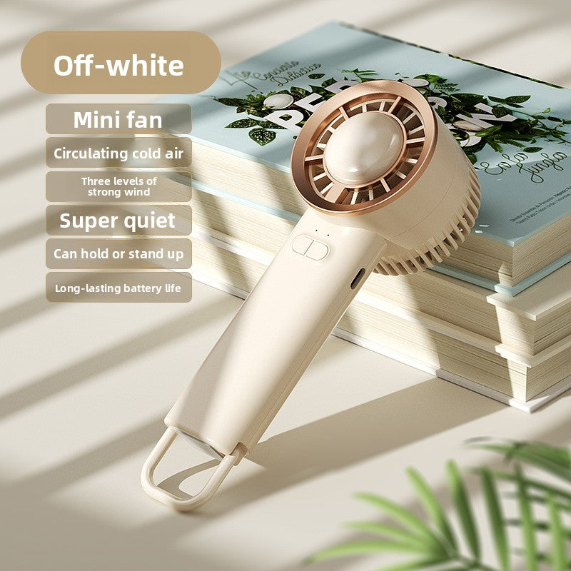 Profitez d’une fraîcheur instantanée où que vous soyez ! Ce mini ventilateur portable allie puissance et légèreté pour un vent fort et constant. Idéal pour vos sorties, voyages ou journées chaudes, il tient parfaitement en main et vous accompagne partout.